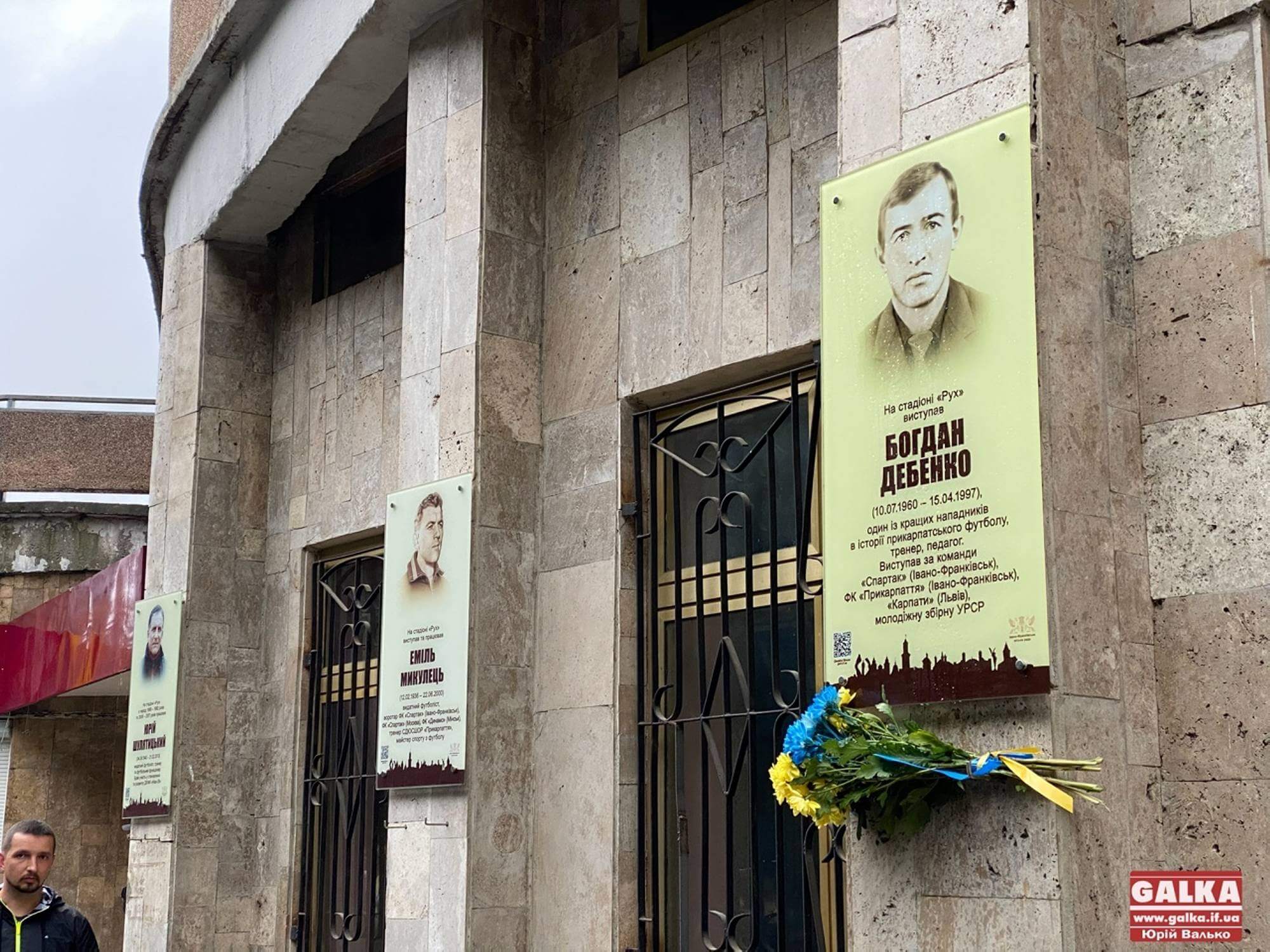 Легенда прикарпатського футболу: дошку Богдану Дебенку відкрили на стадіоні “Рух” (ФОТО)