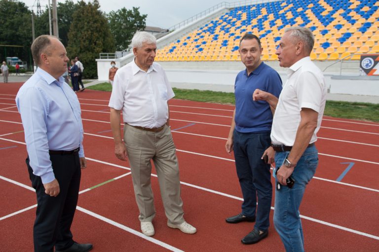 Реконструйований стадіон університету нафти і газу оглянув міністр молоді і спорту (ФОТО)
