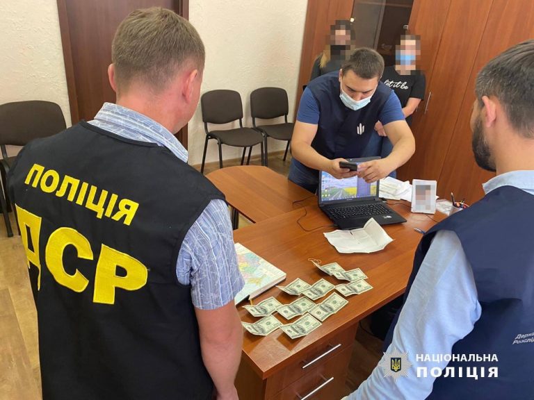 Керівників одразу сімох лісгоспів Прикарпаття затримали за спробу підкупу поліції (ФОТО)