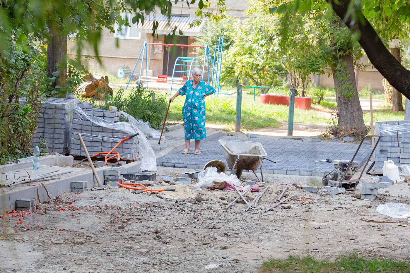 На вулиці Бобикевича взялися капітально ремонтувати міжбудинкові проїзди (ФОТО)