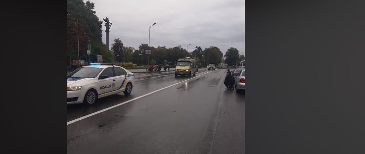 Зустріли на колінах: у Долину привезли тіло загиблого бійця ООС (ВІДЕО)
