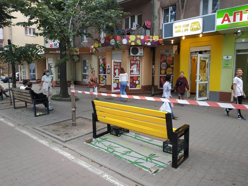 На Галицькій підприємець перемалював комунальну лавку, але після розголосу відновив її первісний вид (ФОТО)