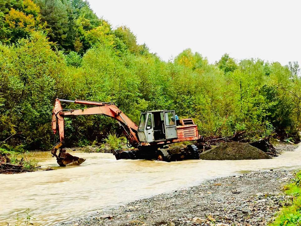 На Коломийщині незаконно видобували гравій. У зловмисників забрали “Камаз” (ФОТО)
