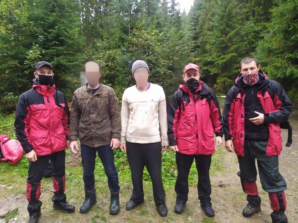 На Прикарпатті двоє грибників понад добу блукали лісом (ФОТО)