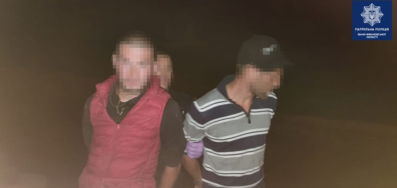 Погрожували ножем: у Франківську в чоловіка вкрали магнітофон і гроші (ФОТО)