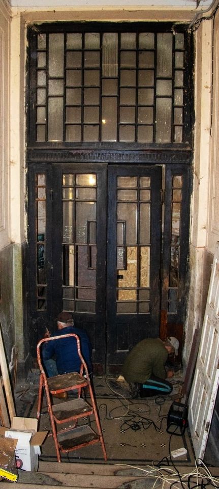 Тамбурні двері з Незалежності теж відправилися на реставрацію. Роботу оплатили мешканці будинку (ФОТО)