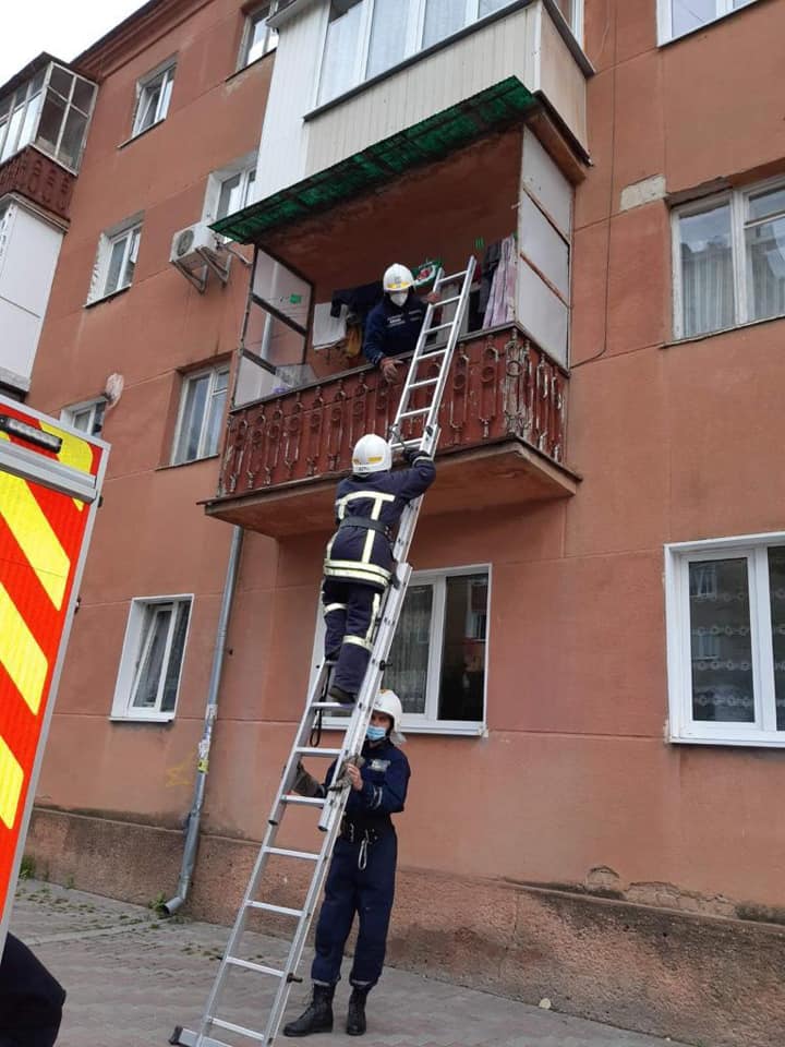 Півторарічний малюк зачинив франківку на балконі – визволяли рятувальники (ФОТО)
