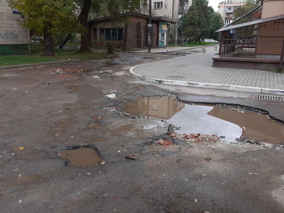 Благоустрій двору на Набережній “поставили на паузу” через брак коштів (ФОТО)