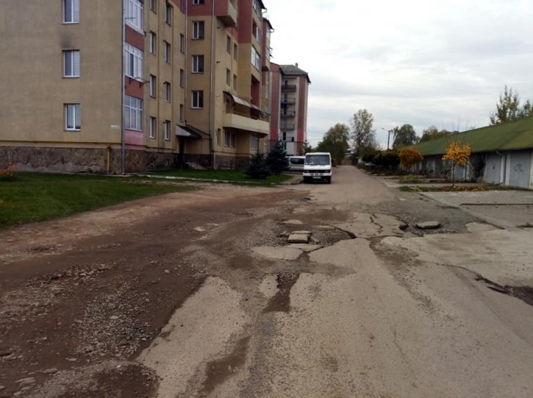 На Дудаєва взялися ремонтувати дорогу, а ще тут облаштують тротуари (ФОТО)