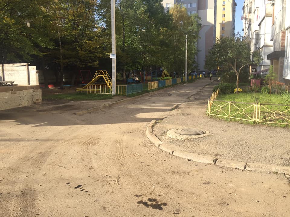Як у Франківську ремонтують двори на Коновальця (ФОТО)
