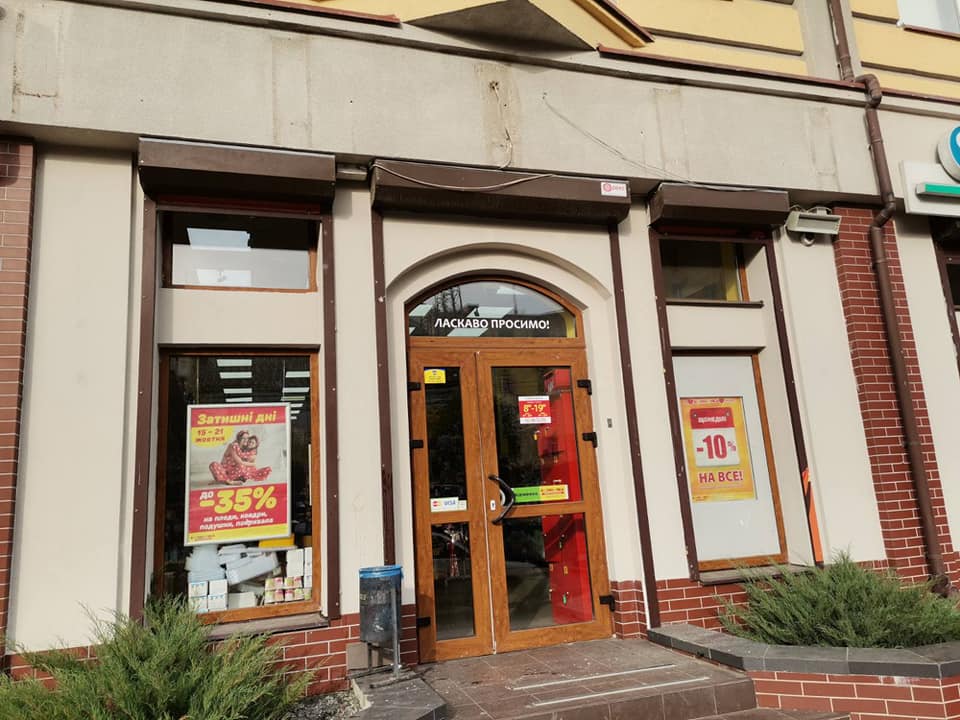 Вулицю Любомира Гузара очистили від “страшних” вивісок (ФОТО)