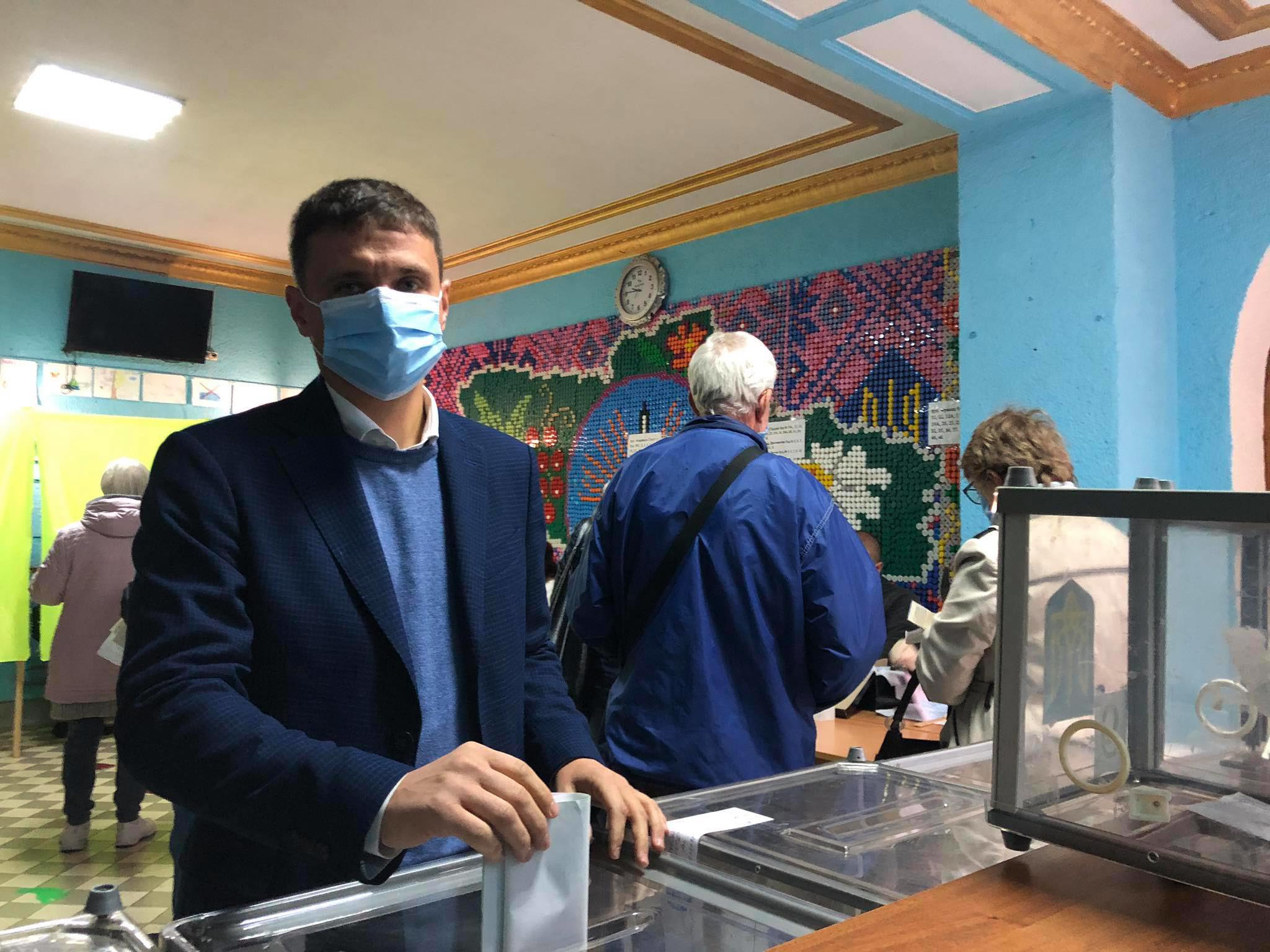 Як голосують кандидати в мери: Шкутяк виявив порушення на своїй дільниці (ФОТО, ВІДЕО)