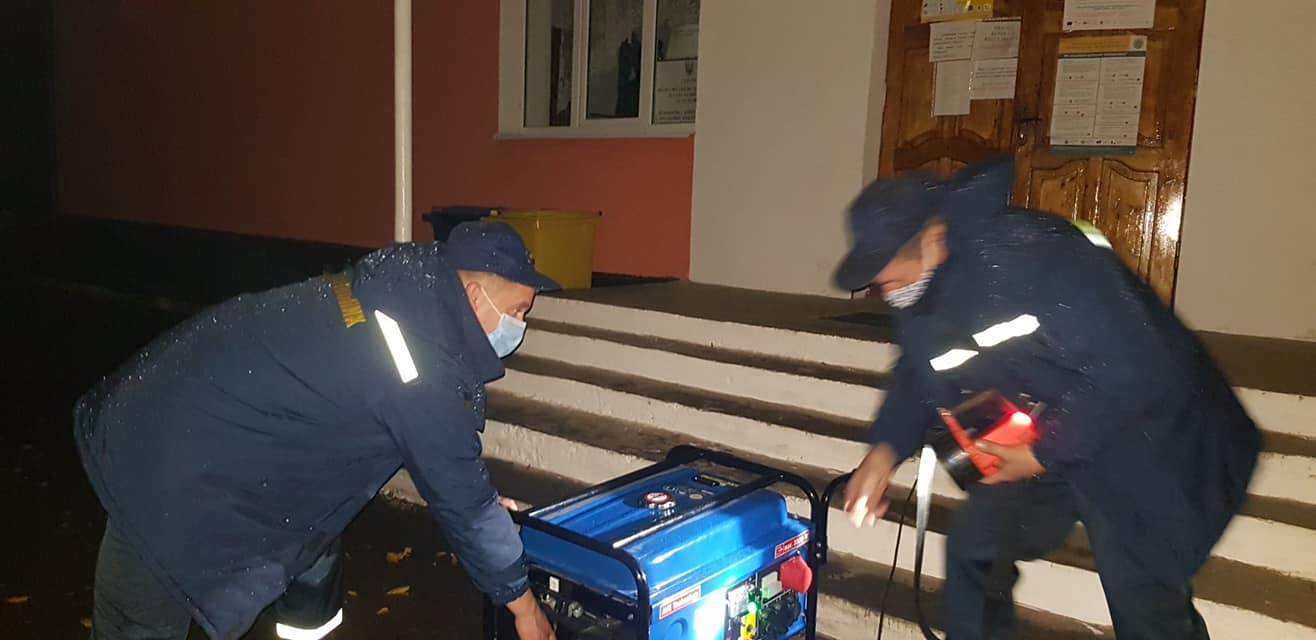 У двох дільницях та ТВК на Калущині під час підрахунку бюлетенів зникло світло – допомагали рятувальники (ФОТО)