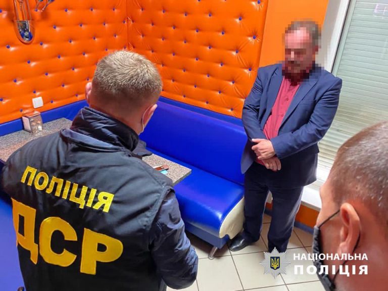 Голову однієї з ОТГ Прикарпаття спіймали на хабарі (ФОТО)