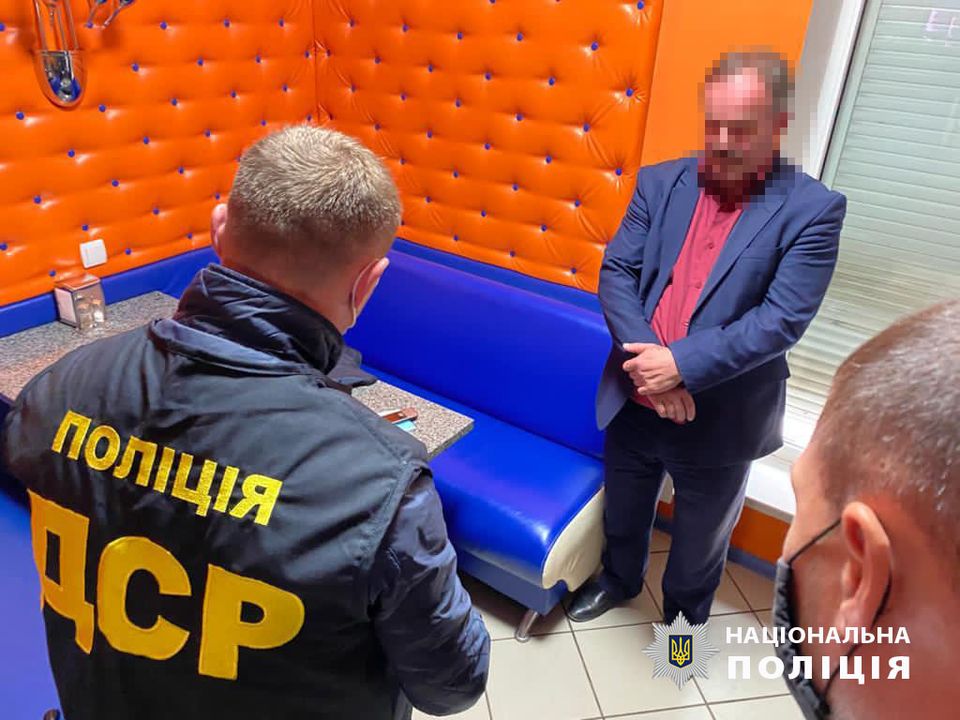 Голову однієї з ОТГ Прикарпаття спіймали на хабарі (ФОТО)