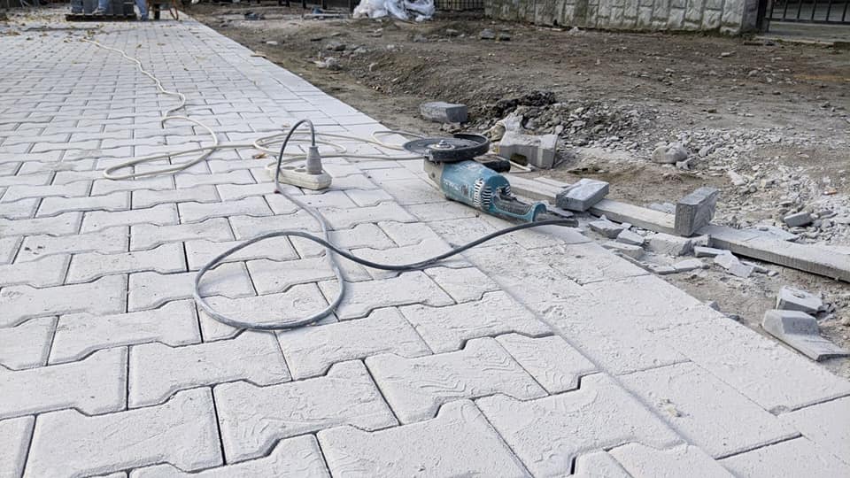 На коломийських цвинтарях за два мільйони гривень забрукують доріжки