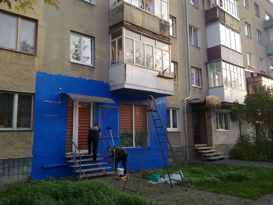Фасад будинку на Мазепи пофарбували в синій колір. На “дизайнерів” склали протокол (ФОТОФАКТ)