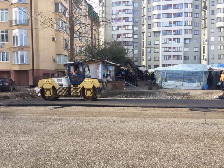 Де був “п’яний” базар: на місці з’єднання бульварів асфальтують ділянку дороги (ФОТО)