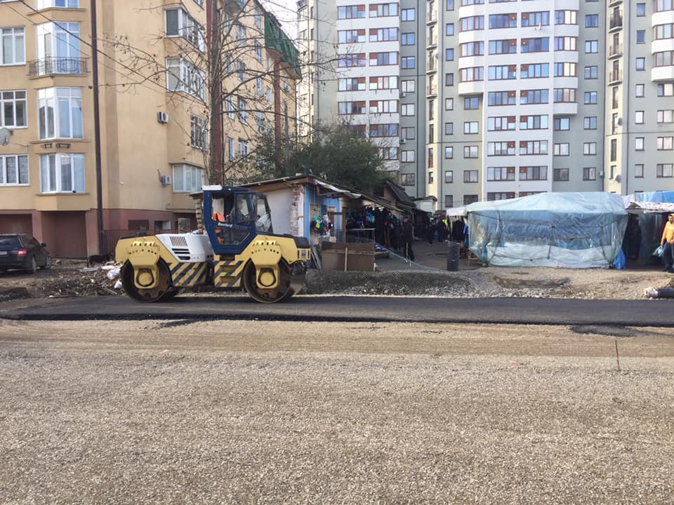 Де був “п’яний” базар: на місці з’єднання бульварів асфальтують ділянку дороги (ФОТО)