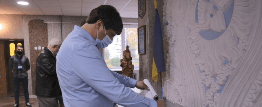 Як голосують кандидати в мери: Богачов натякнув, кому віддав свій голос (ФОТО)