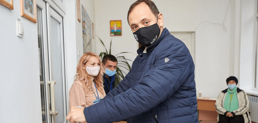 Як голосують кандидати в мери: у Марцінківа ранок почався не з кави (ФОТО)