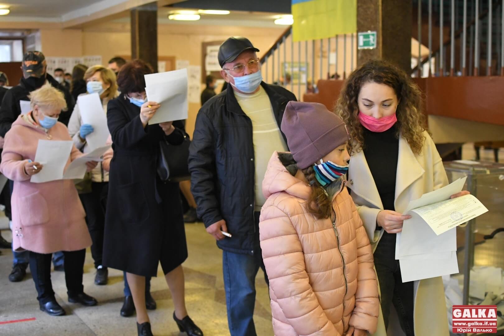В одній будівлі три дільниці: з якими думками франківці голосують в ліцеї №19 (ФОТОРЕПОРТАЖ)