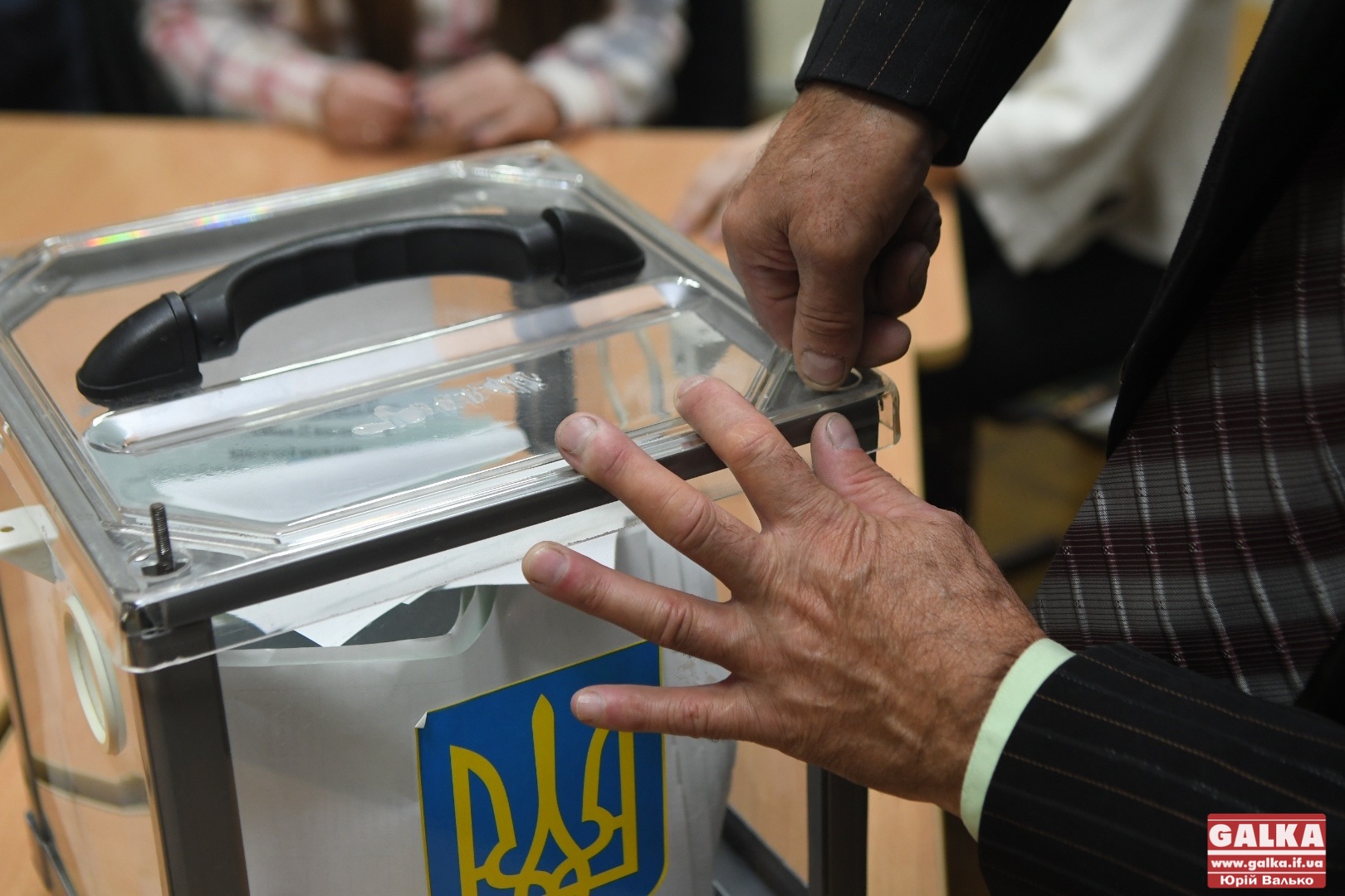 “Слуги народу” хочуть перерахунку голосів на деяких дільницях Прикарпаття – Корнієнко