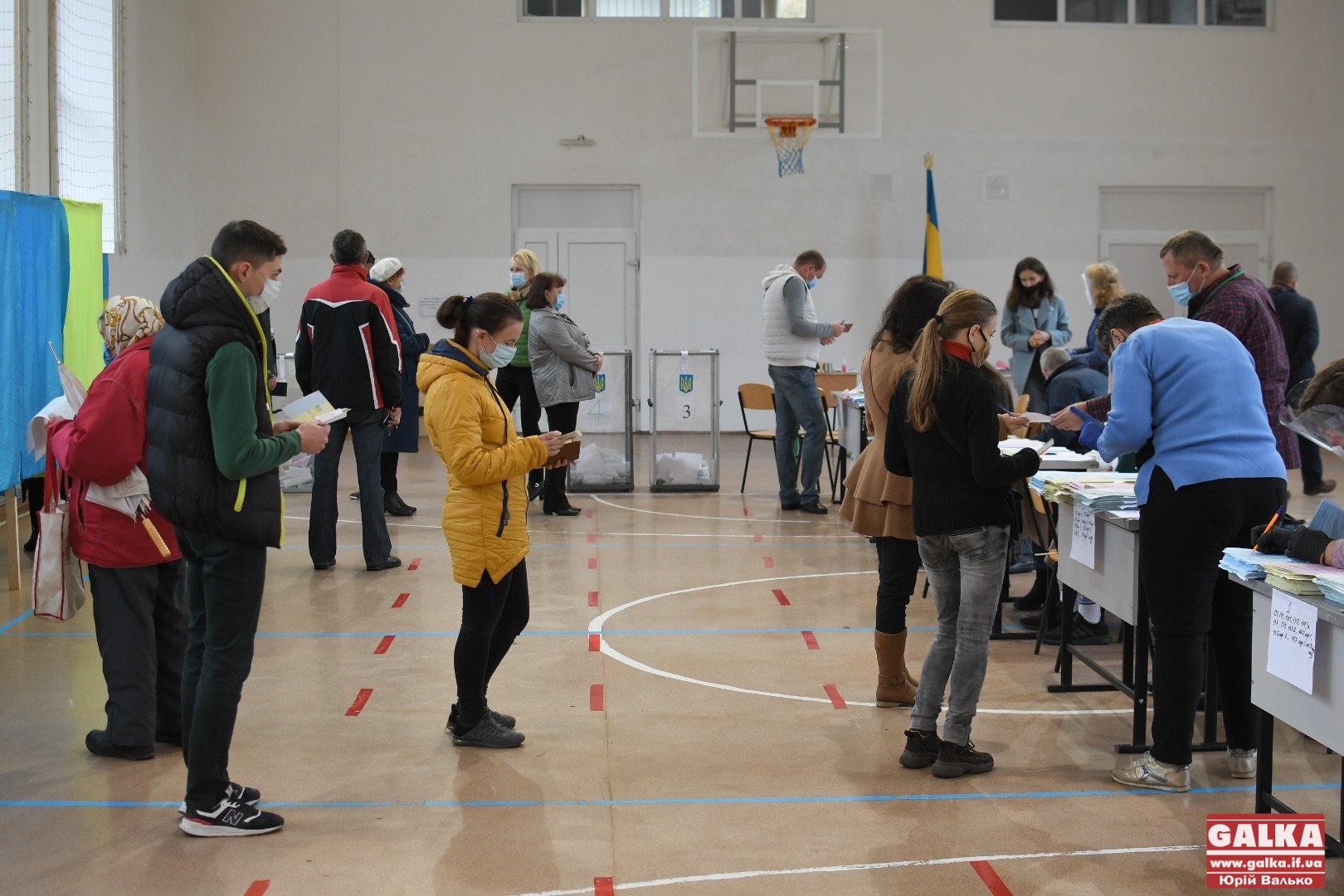 Після церкви – на дільницю: як голосують франківці у медколеджі на БАМі (ФОТОРЕПОРТАЖ)