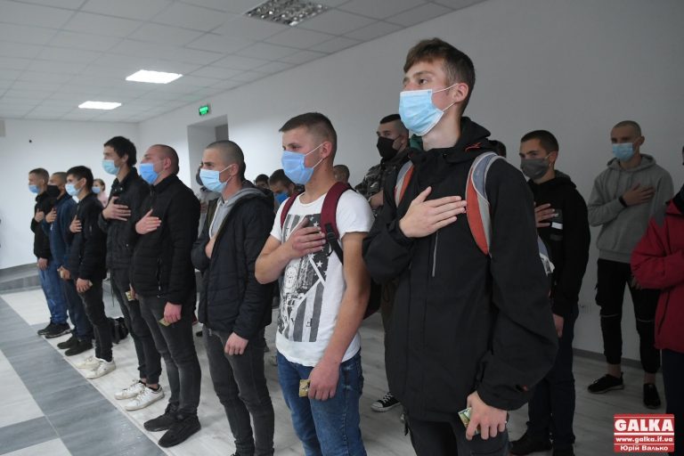 29 юних прикарпатців урочисто відправили на строкову службу (ФОТО)