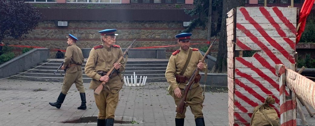 З гарматами та кулеметами. У Франківську відтворили події депортації