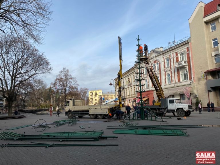 На Вічевому майдані почали монтувати новорічну ялинку (ФОТО)