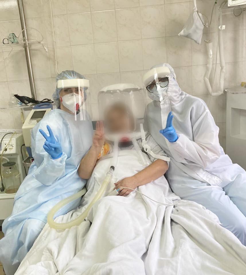 В обласній лікарні хворих з COVID-19 лікують за допомогою спеціальних шоломів (ФОТО)
