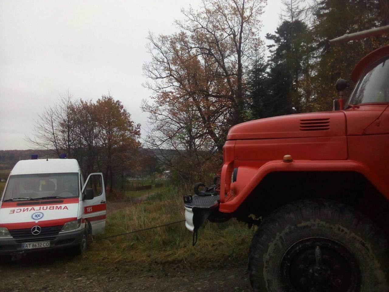 На Надвірнянщині карета швидкої загрузла в трясовині (ФОТО)