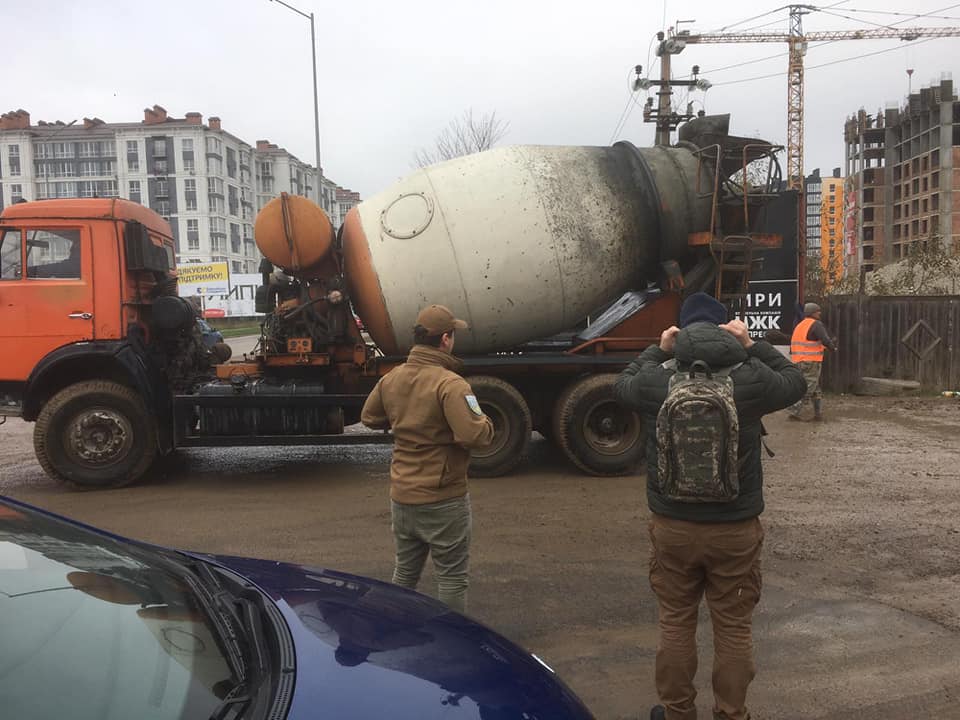 Муніципали оштрафували будівельників, які “розносили” бруд з будови (ФОТО)