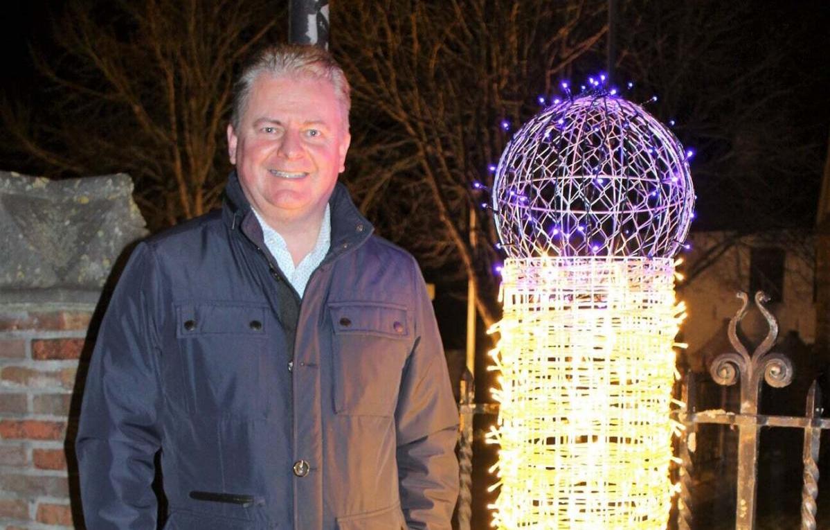Різдвяний курйоз: меру міста довелося вибачатися за занадто фалічні різдвяні вогники (ФОТО)