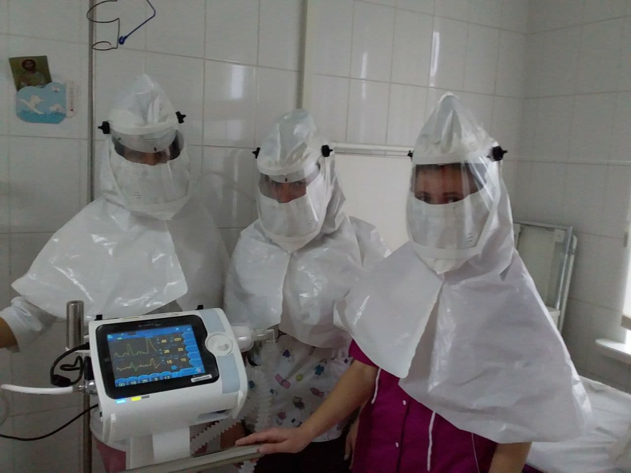 Інженери з Харкова передали франківським лікарям шість захисних масок PAPR (ФОТО)