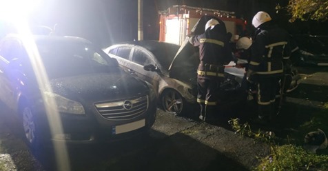 У Калуші горів «Volkswagen»: постраждали поруч припарковані автівки (ФОТО)