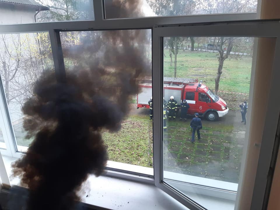 Служба судової охорони спільно з поліцейськими та рятувальниками «гасила пожежу» у Калуському міськрайонному суді (ФОТО)