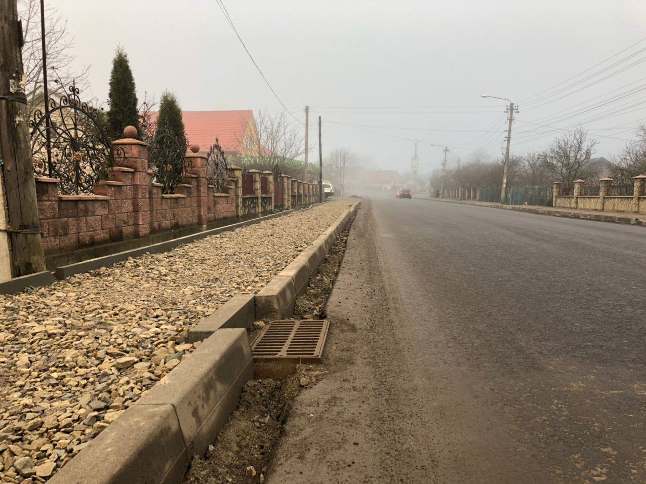 У Надвірній на автодорозі Н-09 облаштовують тротуари (ФОТО)