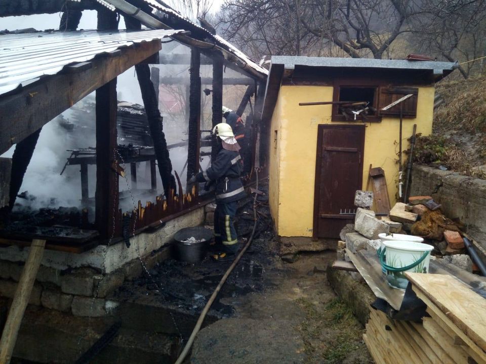 На Косівщині вогонь знищив господарську будівлю (ФОТО)