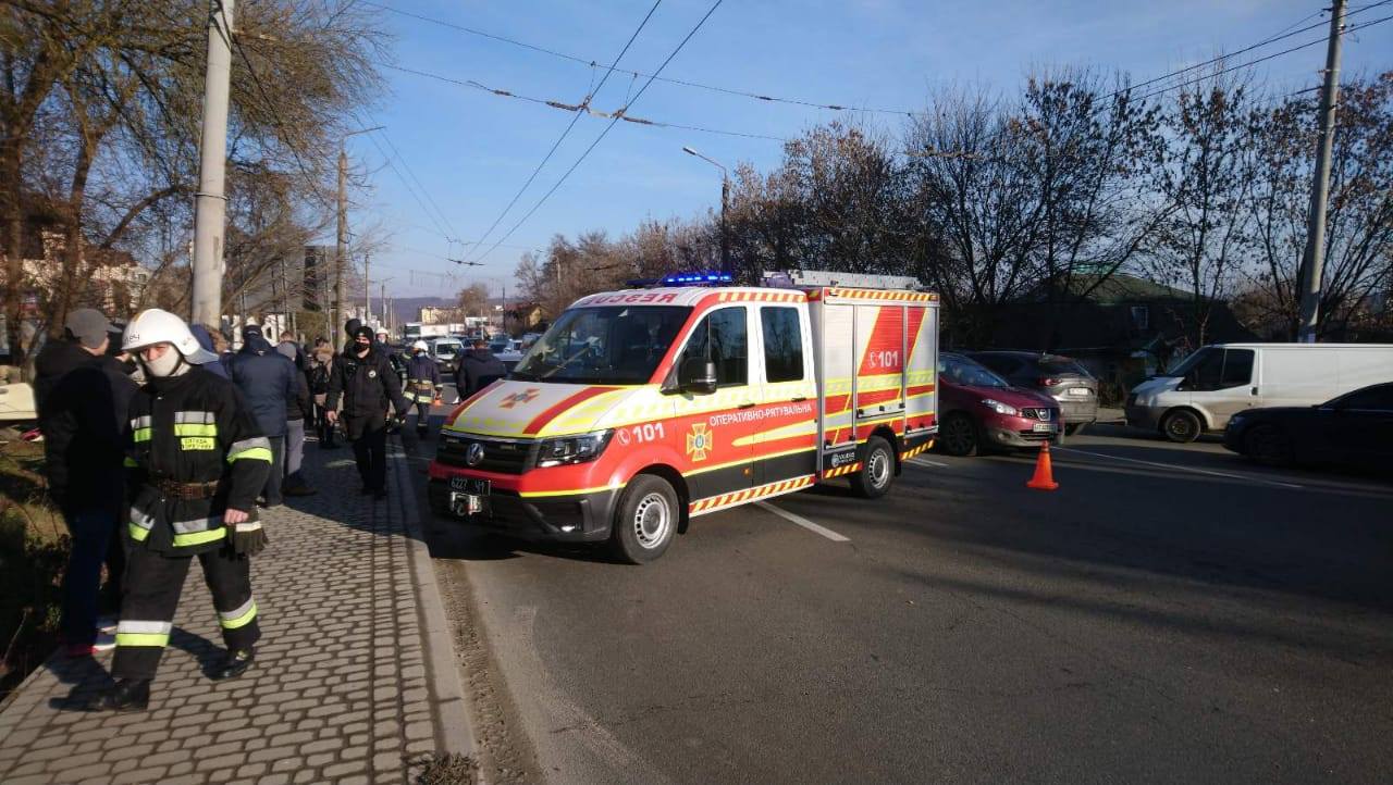 У Франківську на Пасічній “Москвич” зіткнувся з двома авто і перекинувся на дах (ФОТО)