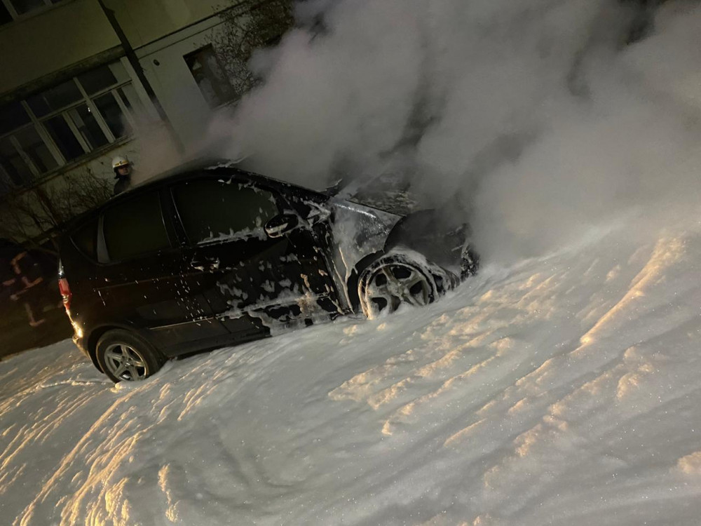 Вночі у Калуші горів “Mercedes”: пожежу гасили сім рятувальників (ФОТОФАКТ)