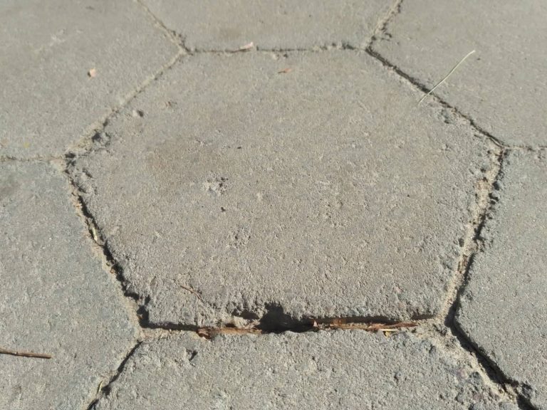 Все через бруківку: депутат розповів передісторію “вічного” ремонту навколо міського озера