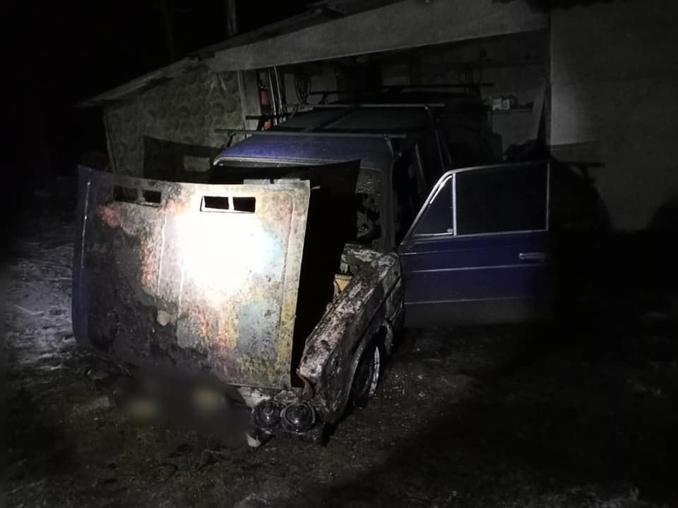 У Богородчанах невідомий за ніч підпалив два будинки й авто (ФОТО)