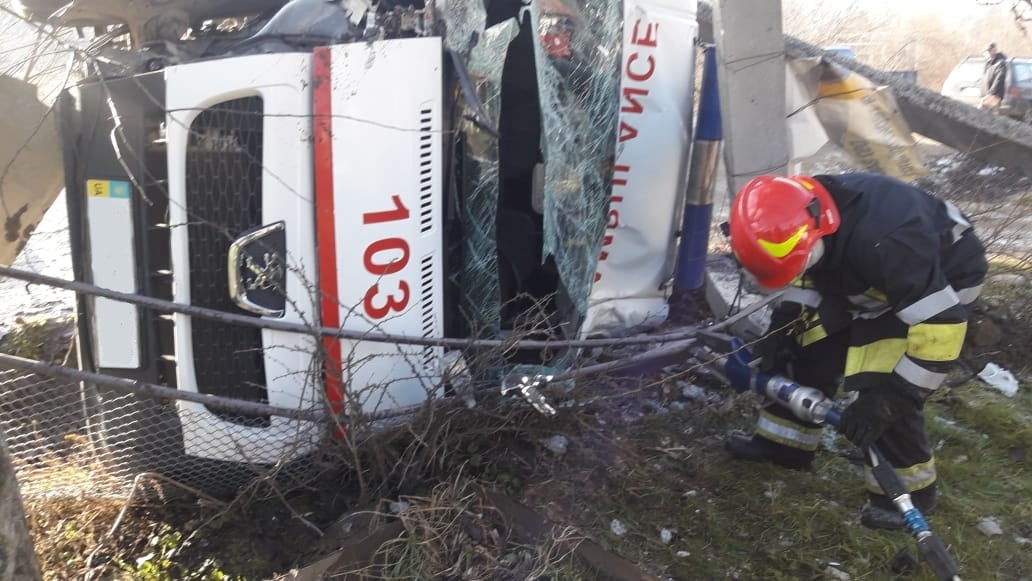 У Верховині після зіткнення з ЗІЛ-130 перевернулося авто швидкої допомоги (ФОТО)