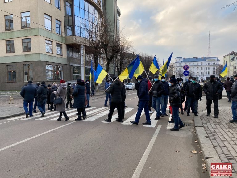Мешканці Городенківщини приїхали у Франківськ, аби перекрити дорогу у центрі міста (ФОТО)