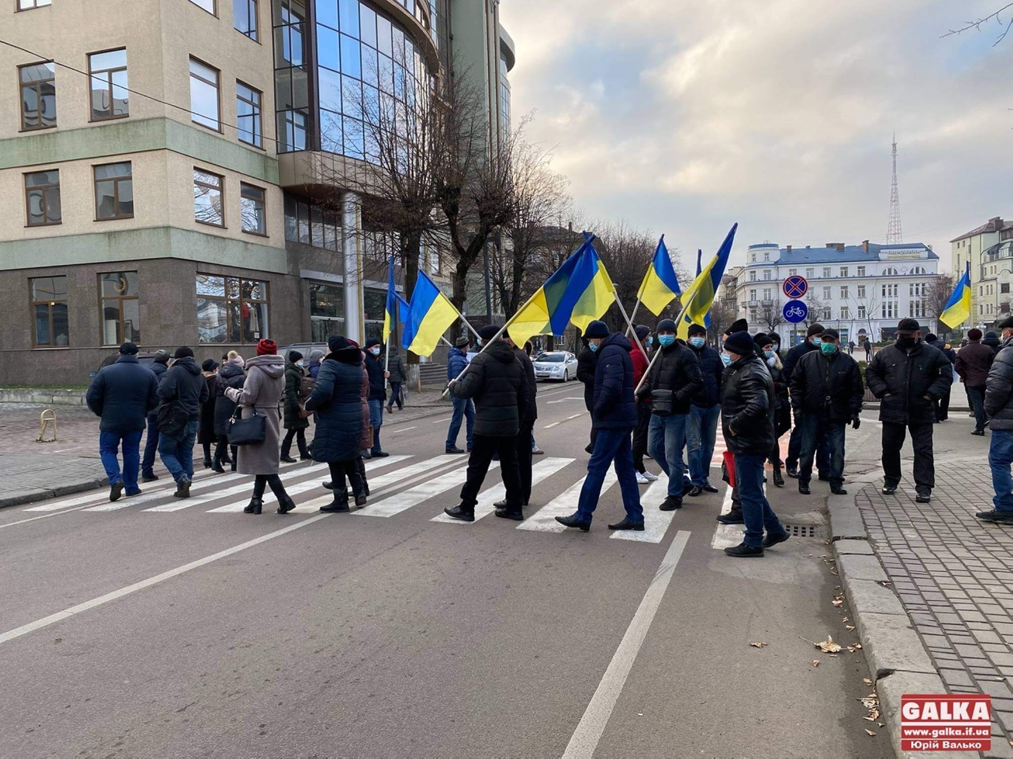 Мешканці Городенківщини приїхали у Франківськ, аби перекрити дорогу у центрі міста (ФОТО)