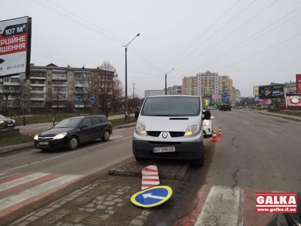 На Довженка водій уникав ДТП і розніс острівець безпеки (ВІДЕО, ФОТО)