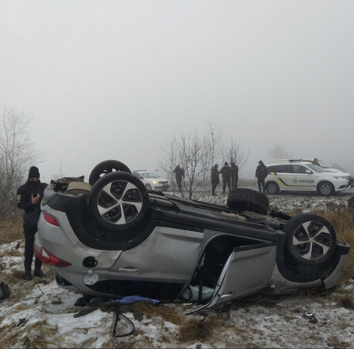 На Коломийщині авто з’їхало з дороги та перекинулося на дах (ФОТО)