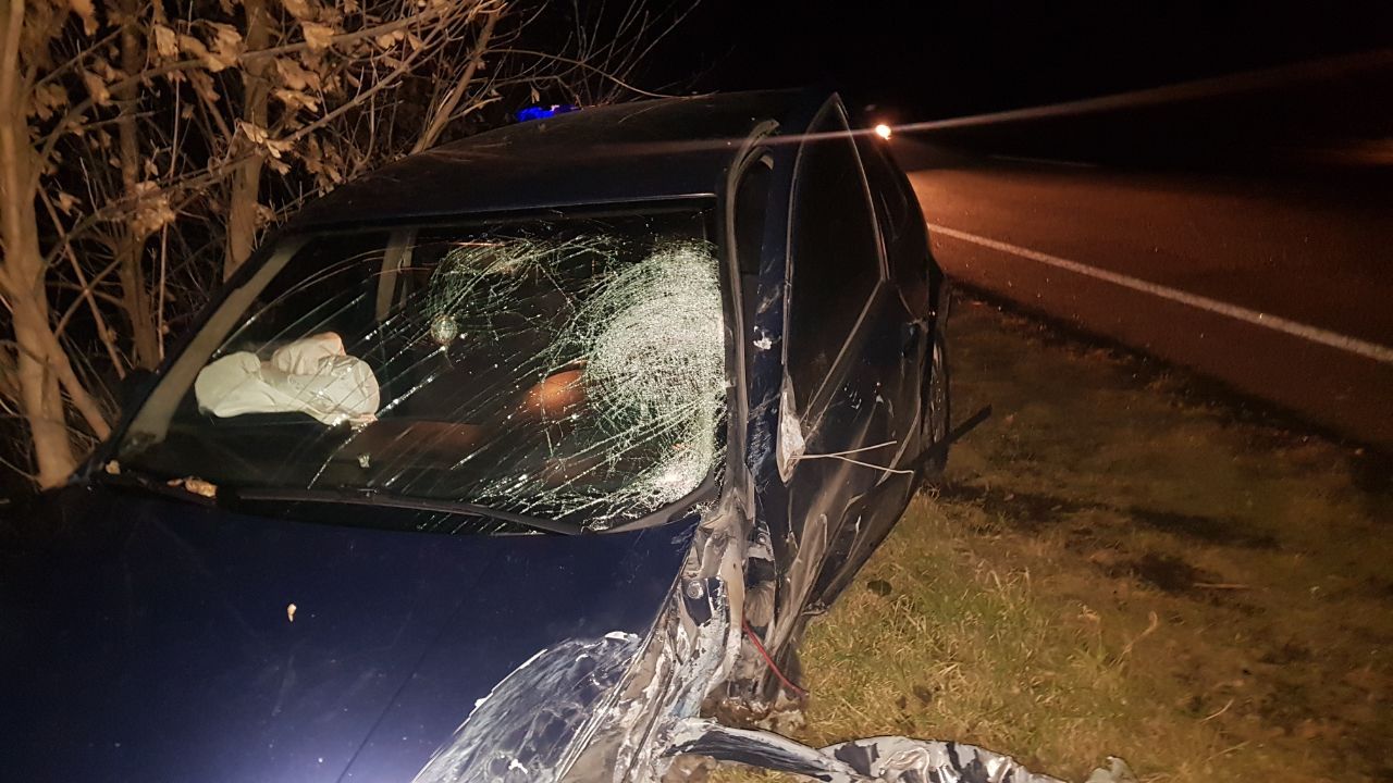 На Снятинщині водій Фольксвагена перевернув зустрічний Мерседес, бо “втікав від ДТП з трактором” (ФОТО)